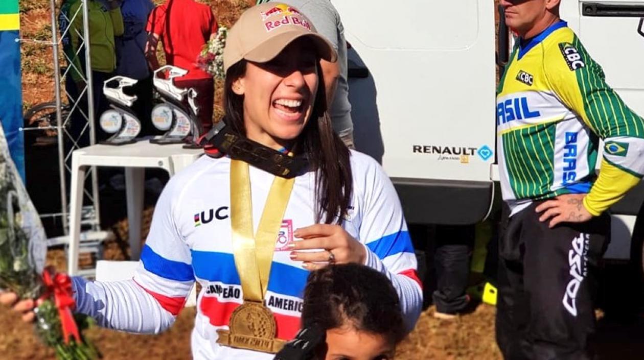 Mariana Pajón luciendo la medalla.