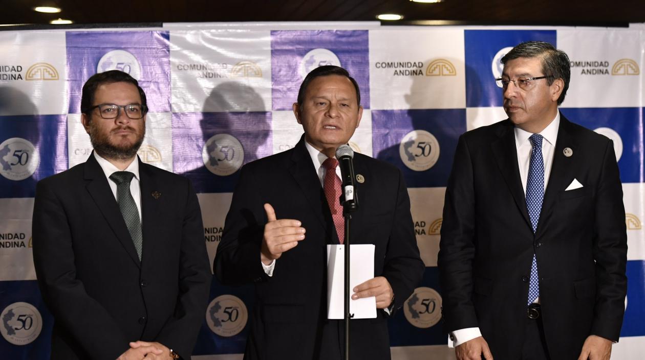 Néstor Popolizio, canciller de Perú, y funcionarios del gobierno peruano.