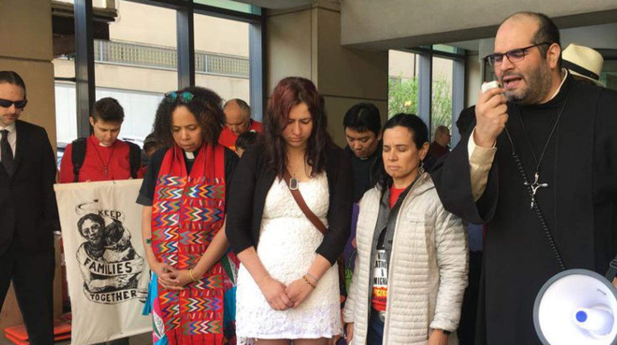  Amigos realizaron una vigilia de oración en las afueras del Centro de detención de Kenosha para exigir la liberación de los detenidos. 