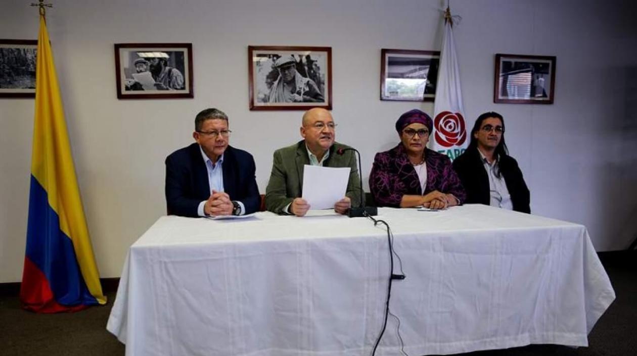  Pablo Catatumbo, Carlos Antonio Lozada, Catalina Sandino y Jairo Quintero.