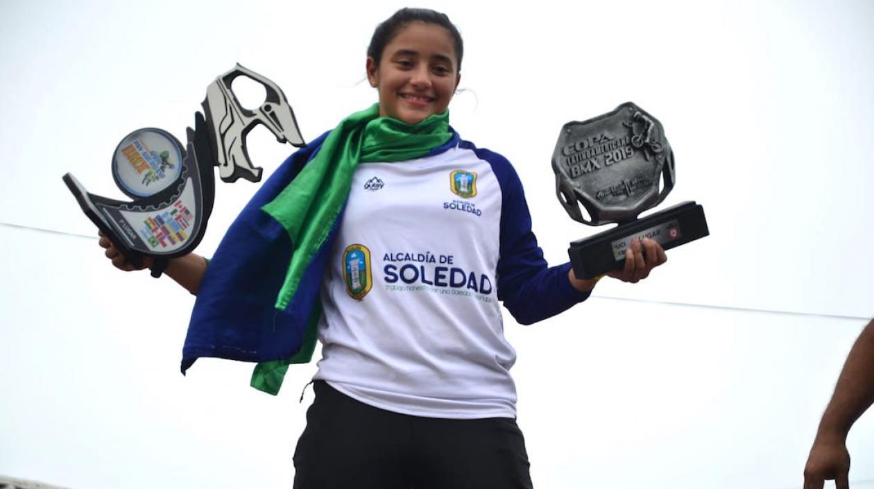 Sharid Fayad, exhibiendo los trofeos.