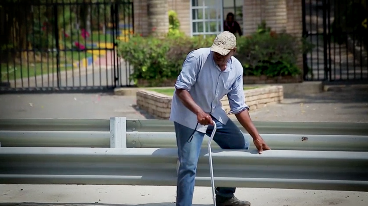 La imagen que muestra la necesidad de un puente peatonal.