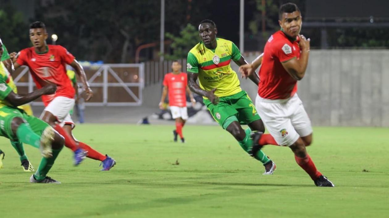 Acción del partido disputado en el estadio Romelio Martínez.