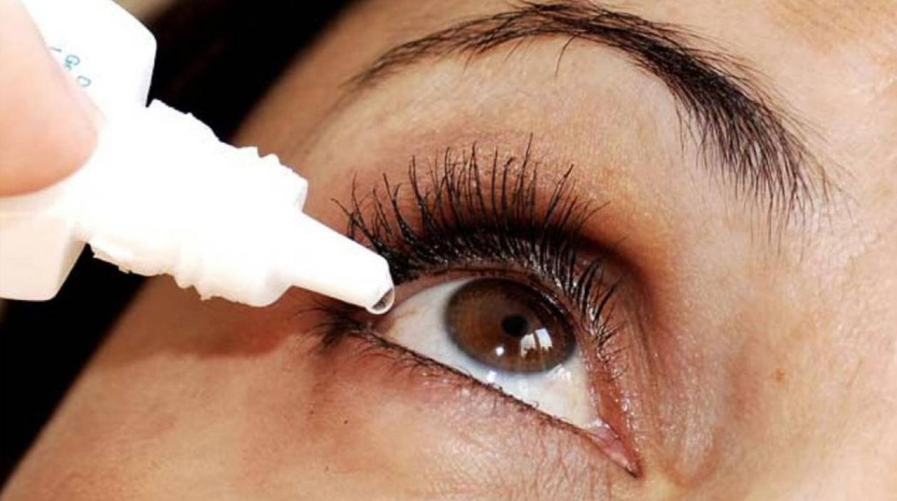 Algunos síntomas son incomodidad, alteración de la agudeza visual, ardor que no desaparece y sensación arenosa.