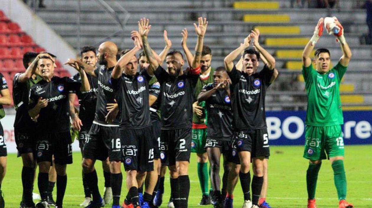 Jugadores de Argentinos Juniors celebrando en Ibagué al final del partido.
