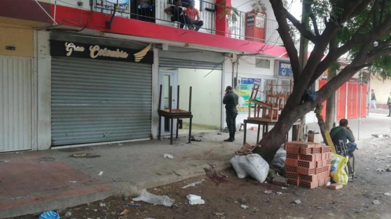 Establecimiento donde fue arrojado el artefacto explosivo.