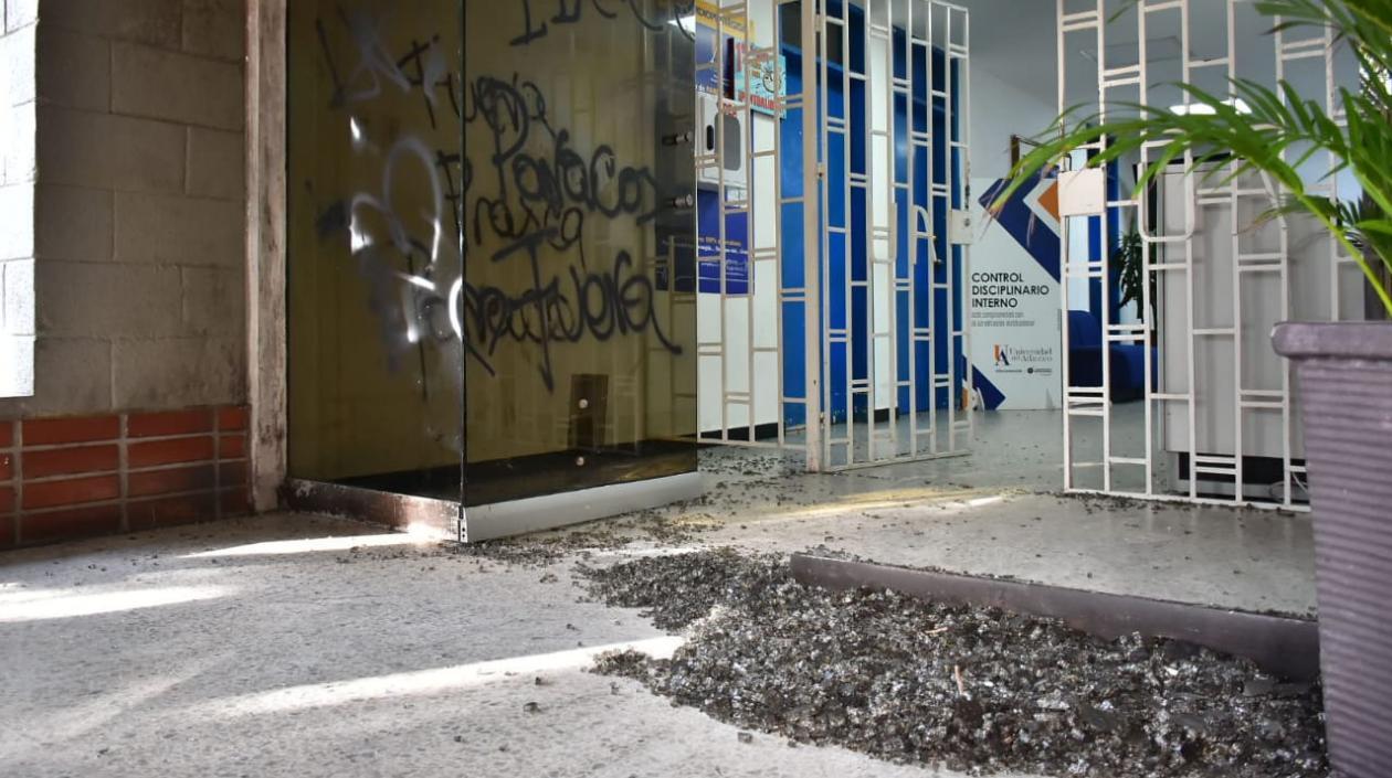 Así quedó la puerta de vidrio de la rectoría de UniAtlántico.