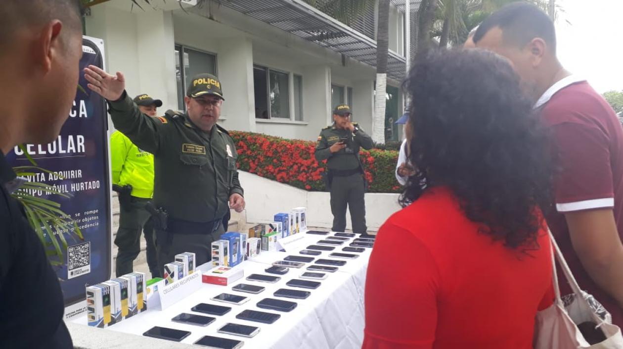 Los capturados y los celulares recuperados.