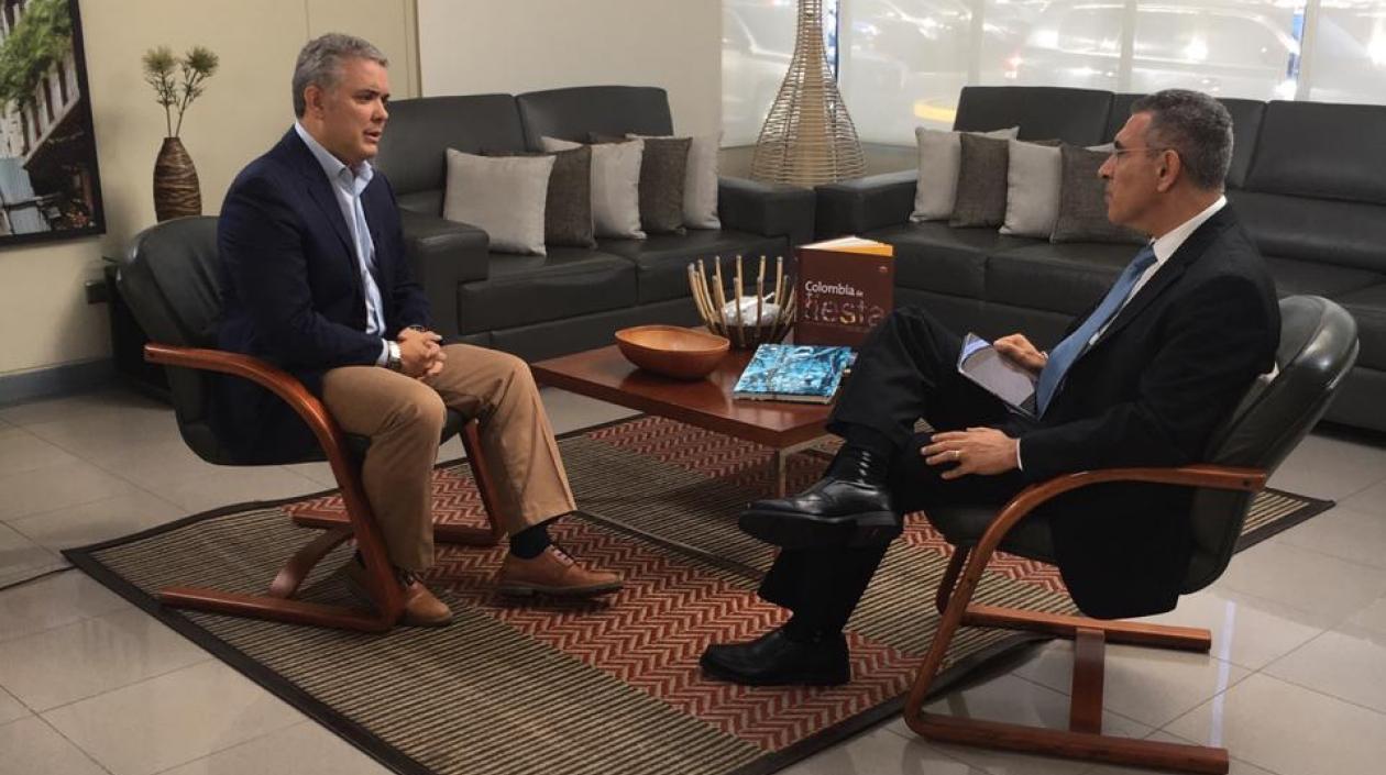 El Presidente de la República, Iván Duque y el periodista Jorge Cura.