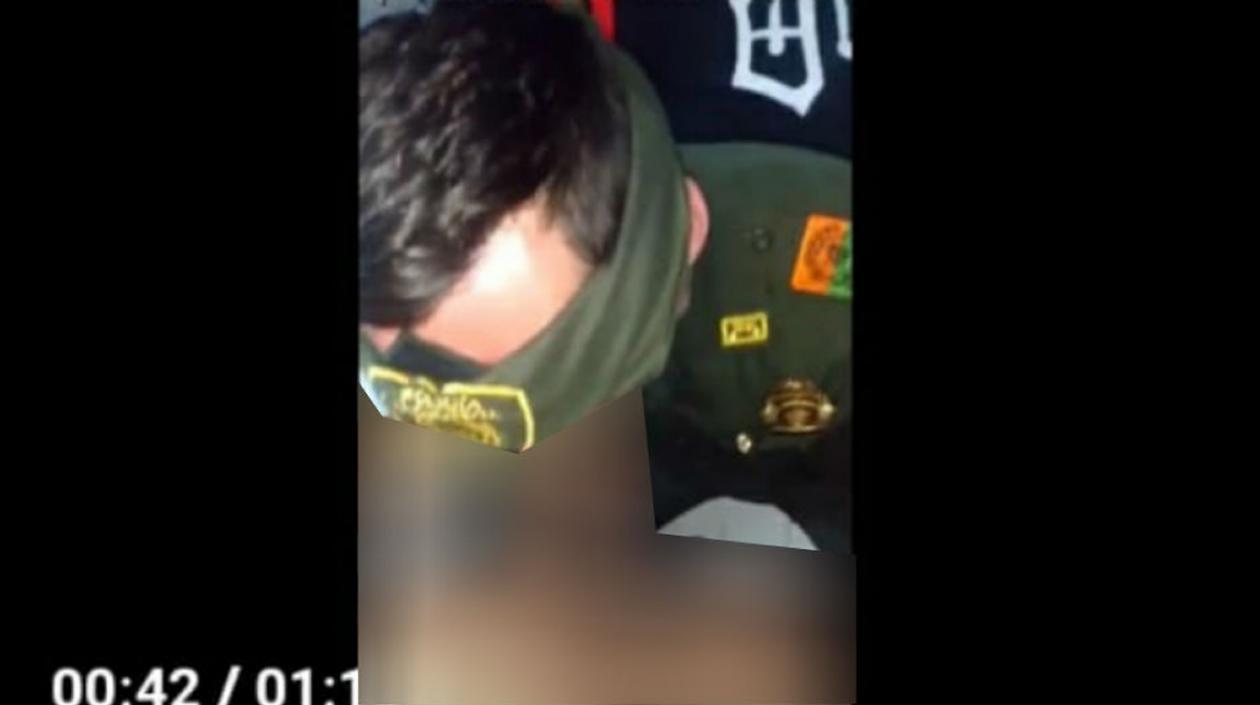 CAPTURA DEL VIDEO EN EL QUE UN HOMBRE USA PRENDAS DE LA POLICÍA NACIONAL MIENTRAS TIENE SEXO ORAL.