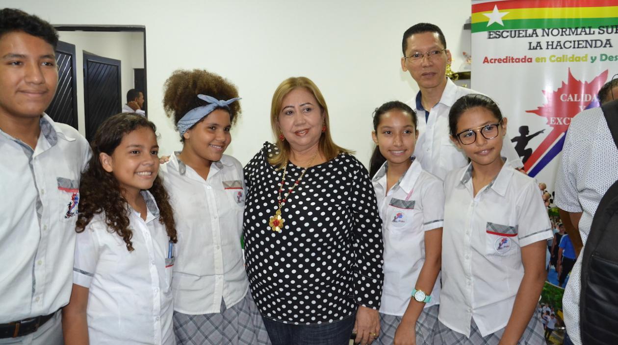 Rectora de la Normal La Hacienda Inmaculada Hernández con un grupo de estudiantes.