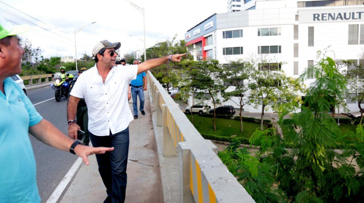 Alcalde Char recorre el puente del Country.