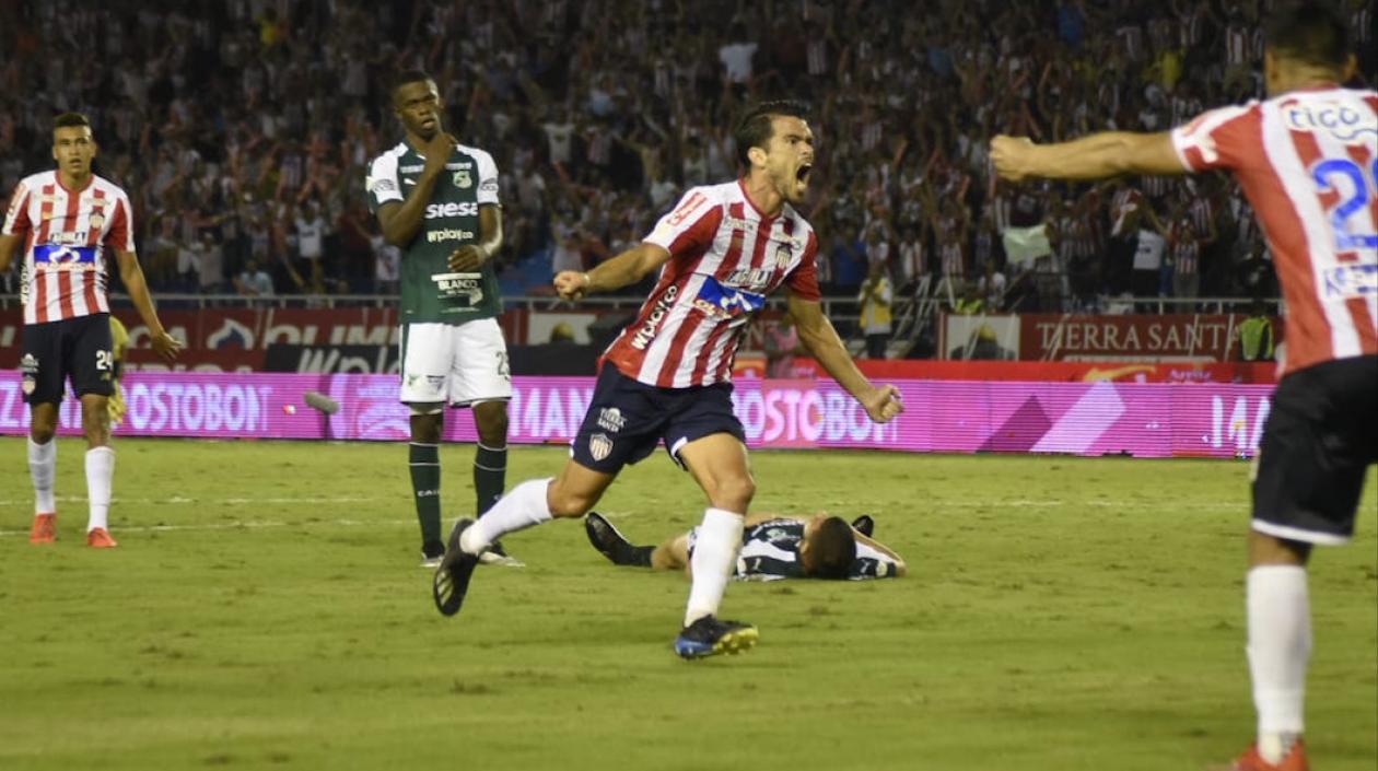 Sebastián Hernández celebrando el segundo gol juniorista.