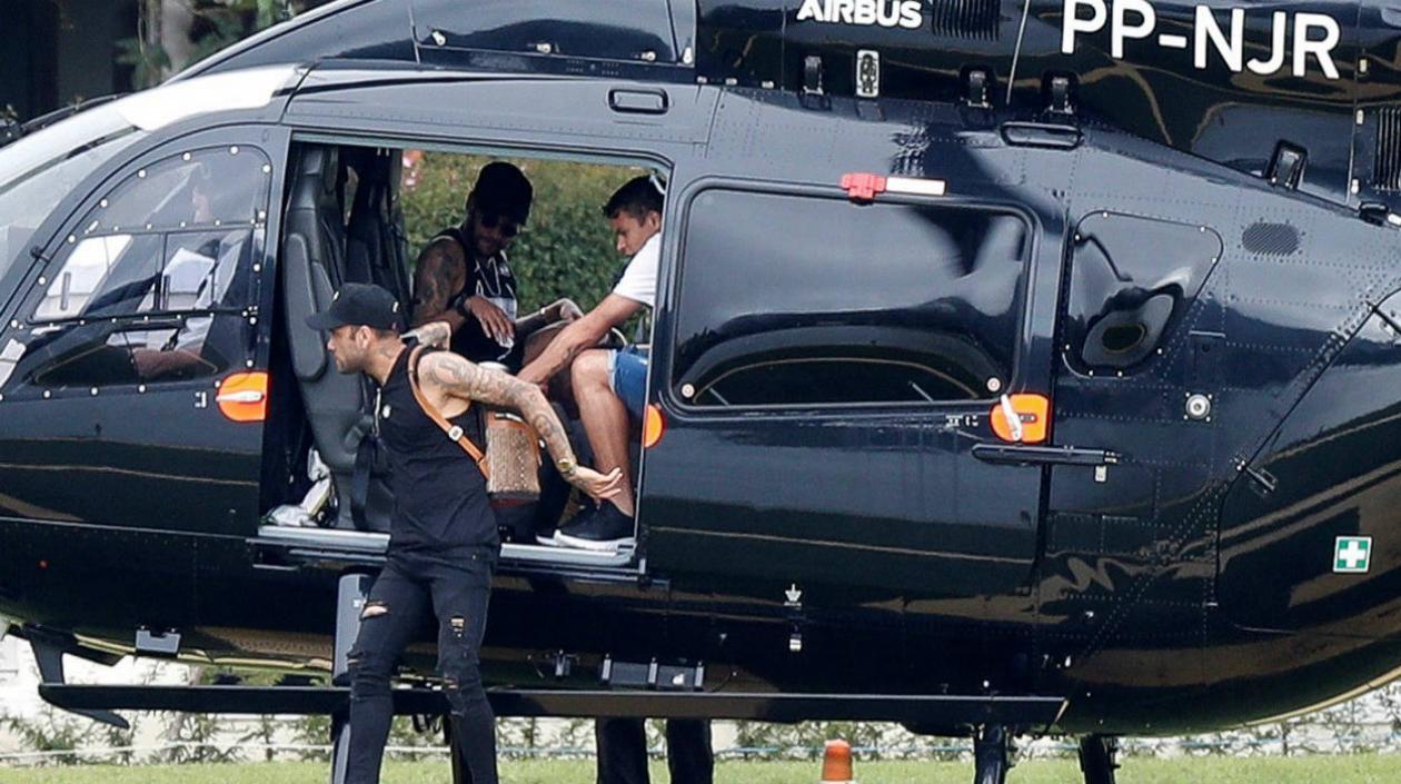 Neymar llega a la concentración de Brasil. 