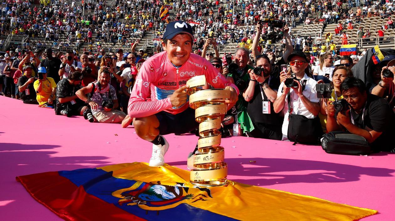 Richard Carapaz con el trofeo y la bandera de su natal Ecuador. 