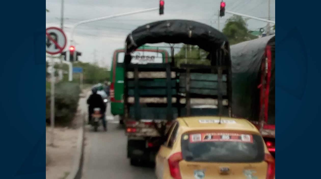 Toda clase de vehículos invadiendo el carril de Transmetro.