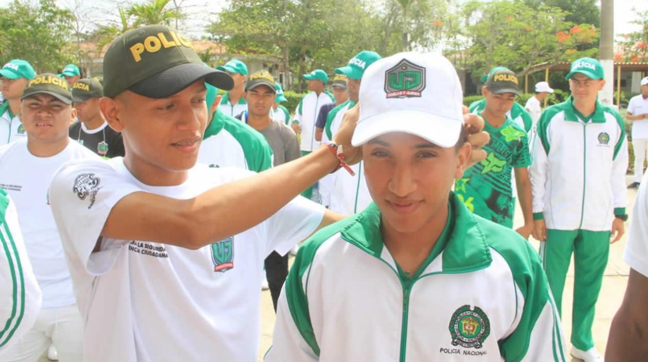 Jóvenes del programa 'Vuelve y Juega' comparten con auxiliares de la Policía.
