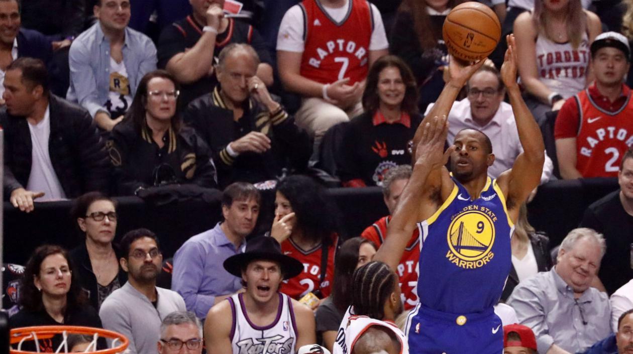 Andre Iguodala lanza un triple. 