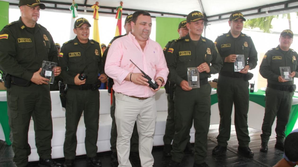 Yesid Turbay, acompañado de personal de la Policía Nacional.