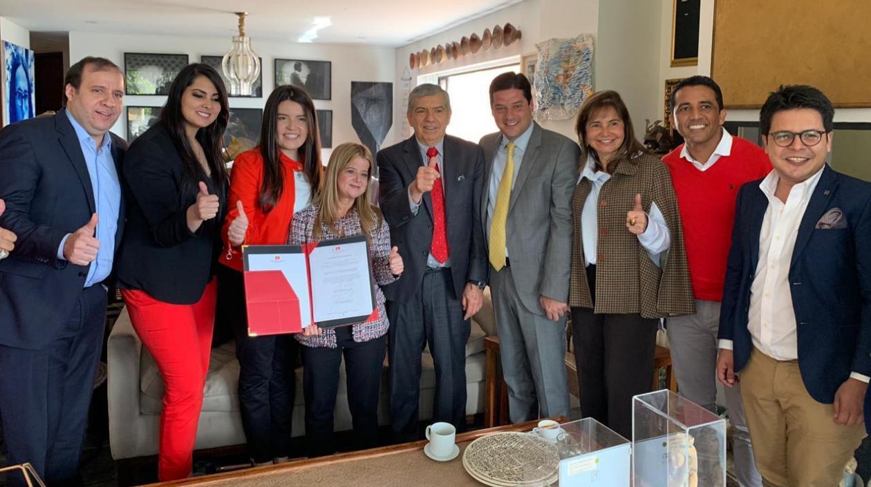 Expresidente Gaviria y congresista en la entrega del coaval a Elsa Noguera para la Gobernación.