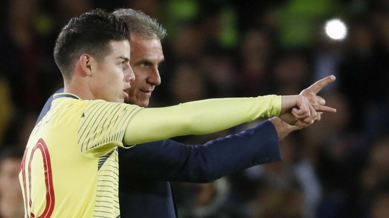 James Rodríguez recibe instrucciones por parte de Carlos Queiroz. 