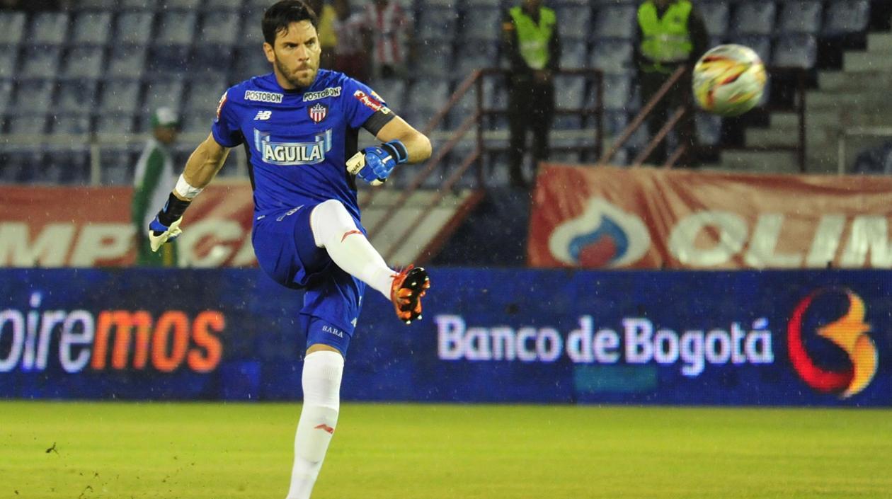 Sebastián Viera dispara un tiro libre. 