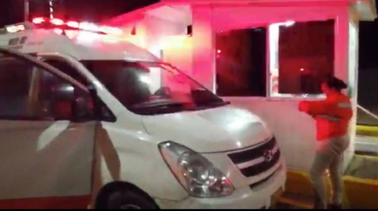 Imagen de la ambulancia en el peaje.