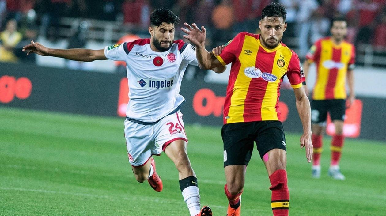 Acción de juego entre el Esperance de Túnez y el Wydad de Marruecos. 
