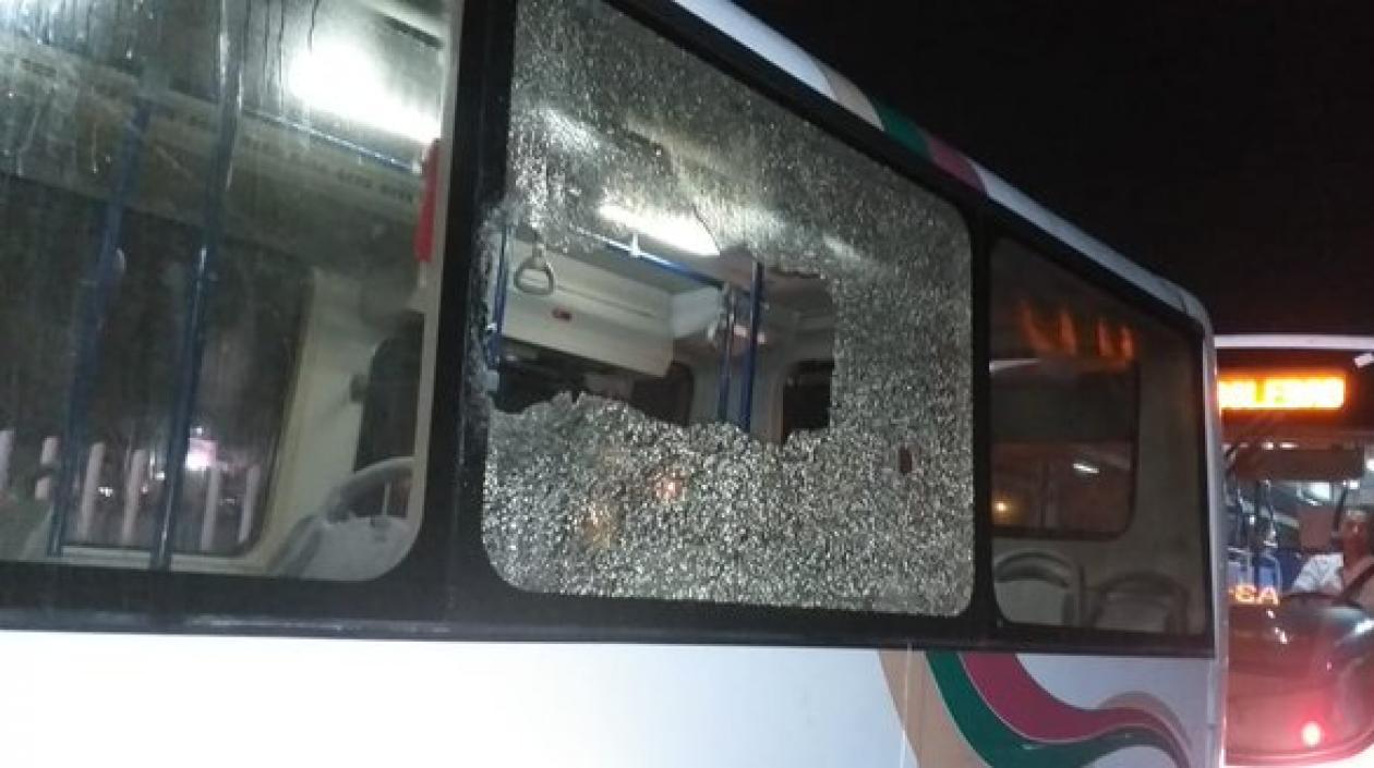 Bus de Transmetro apedreado.