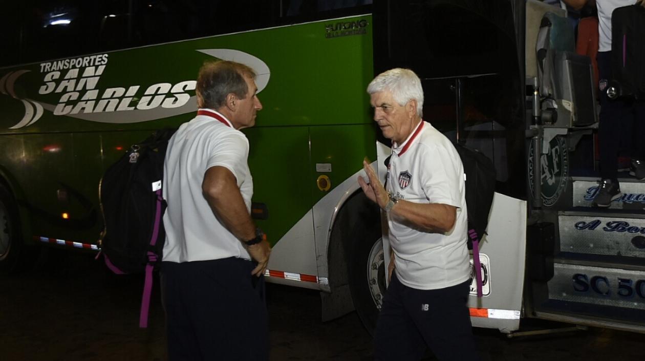 Julio Comesaña llegó comandando el grupo de sus dirigidos. 