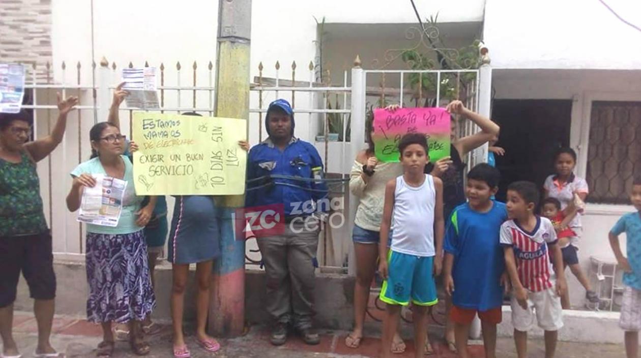El técnico amarrado en un poste.