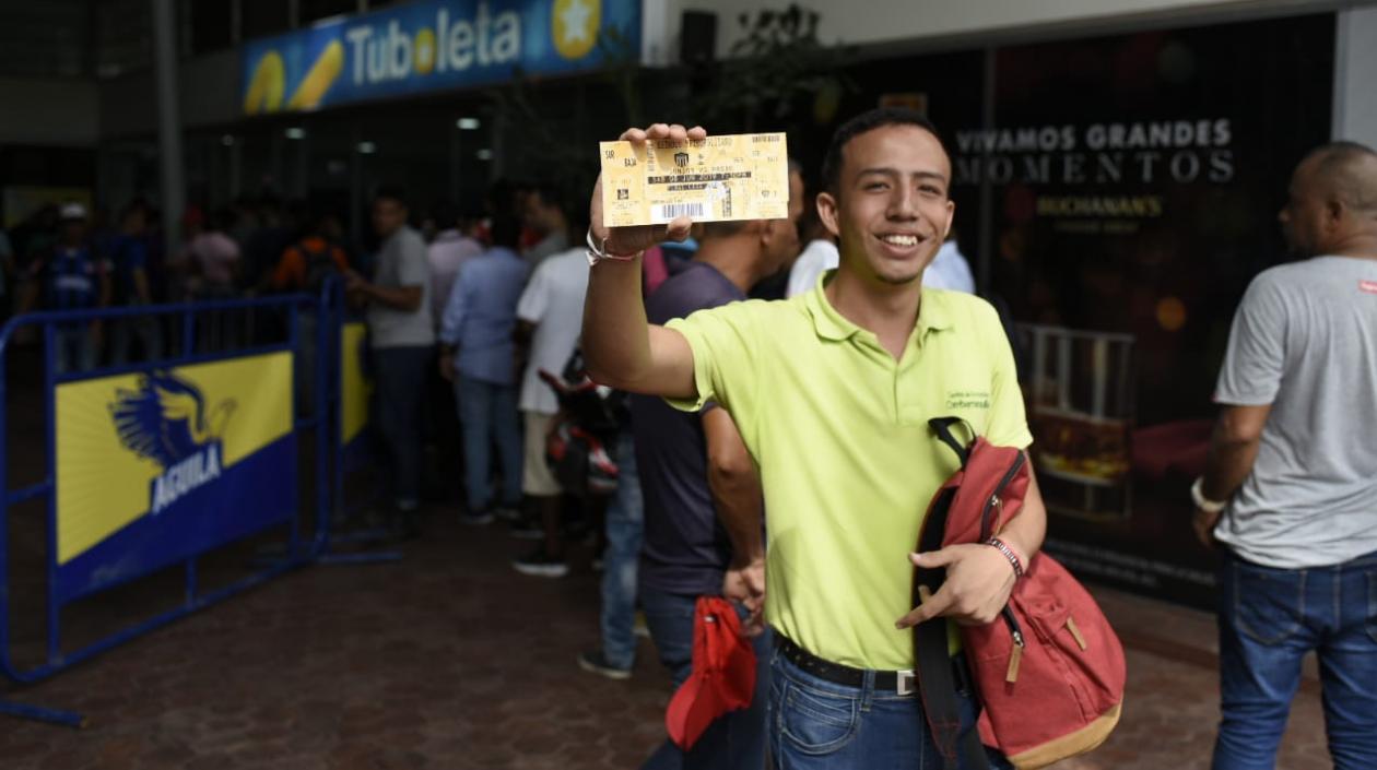 Los aficionados se dieron cita para adquirir sus boletas para la final. 