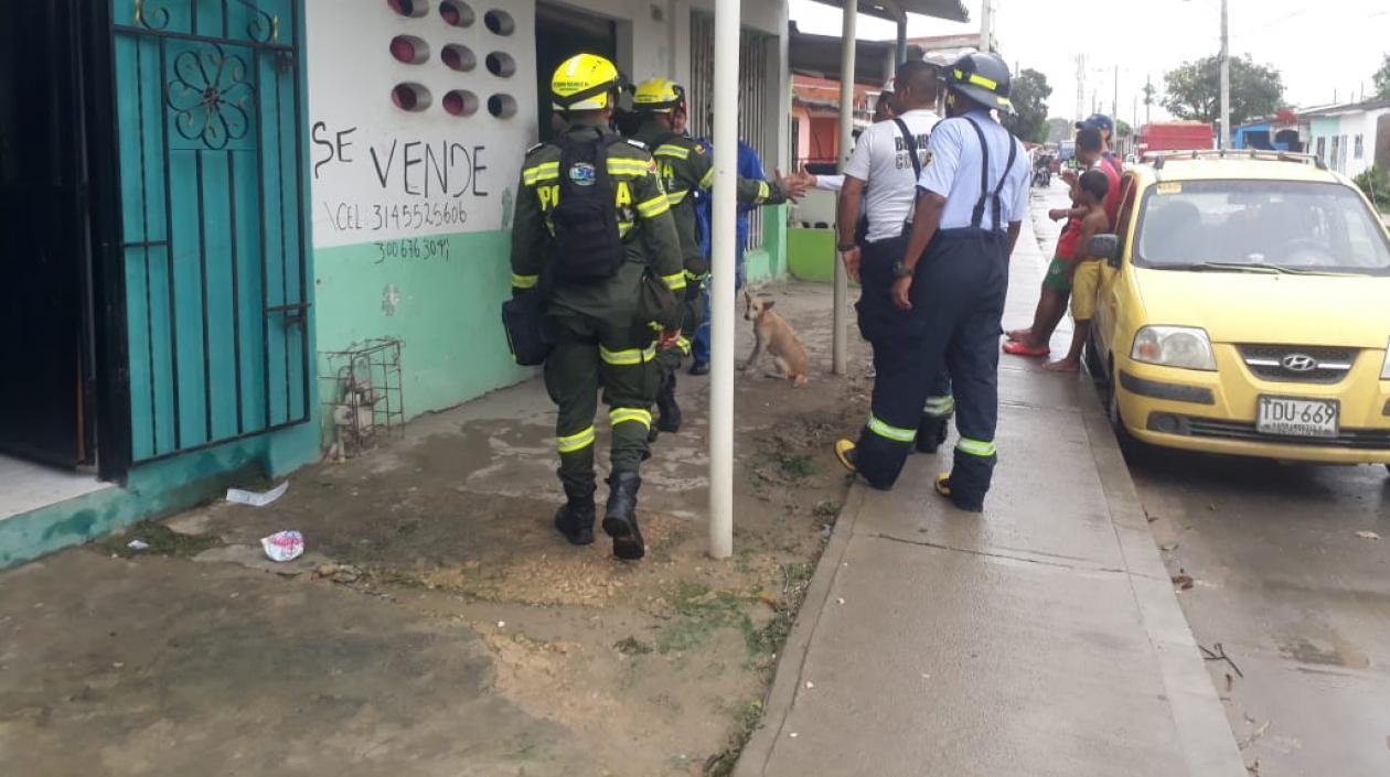 Los funcionarios que entregaron las ayudas.