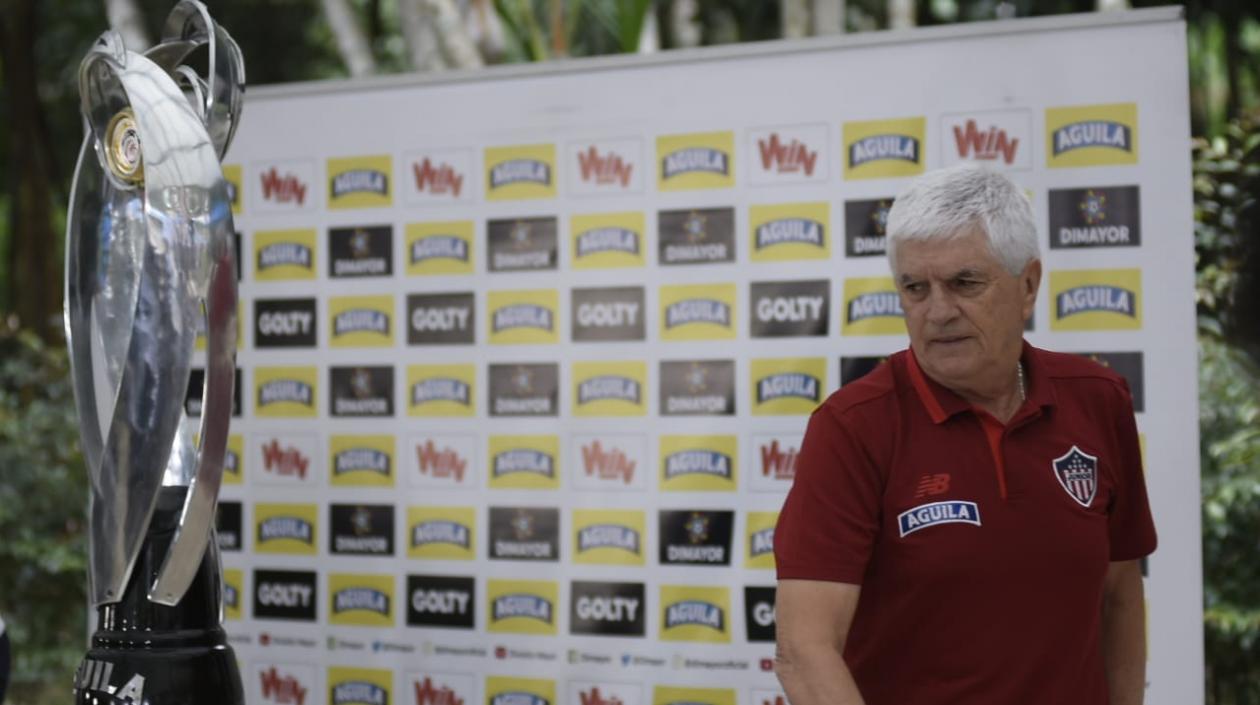 Julio Comesaña observa el trofeo de campeón de la Liga Águila. 