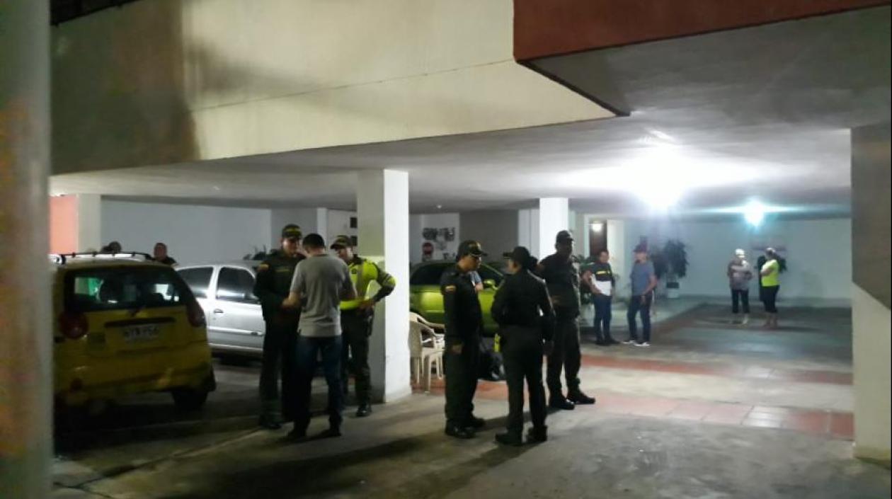 Parqueadero del edificio, donde residía y fue hallada muerta Aracelis Amador.