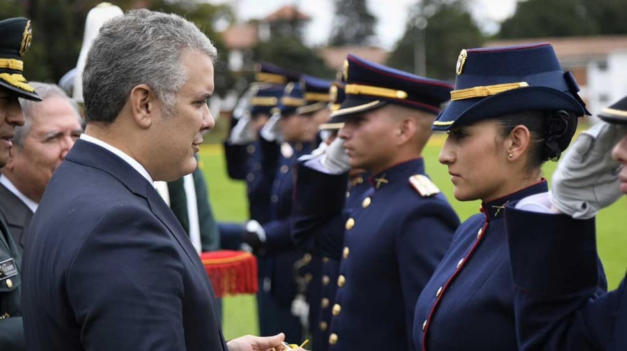 Angie Carolina Celly Abril, de 21 años de edad, con el Presidente Duque en la ceremonia en la Escuela José María Córdova.