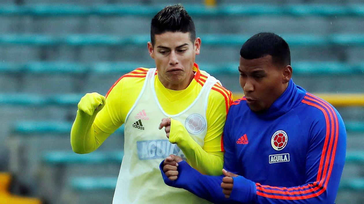 James Rodríguez y Roger Martínez, durante un entrenamiento. 