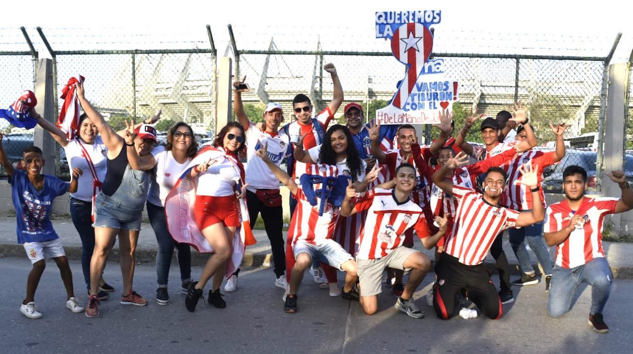 Aficionados llegando al Metropolitano.
