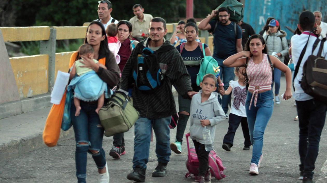  Ciudadanos venezolanos cruzan desde su país hacia Colombia este sábado, por el Puente Internacional Simón Bolívar, en Cúcuta