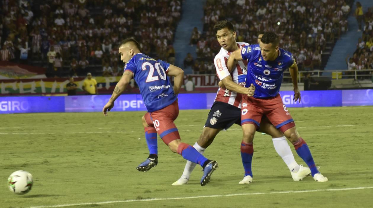 Acción de juego entre Junior y Pasto. 