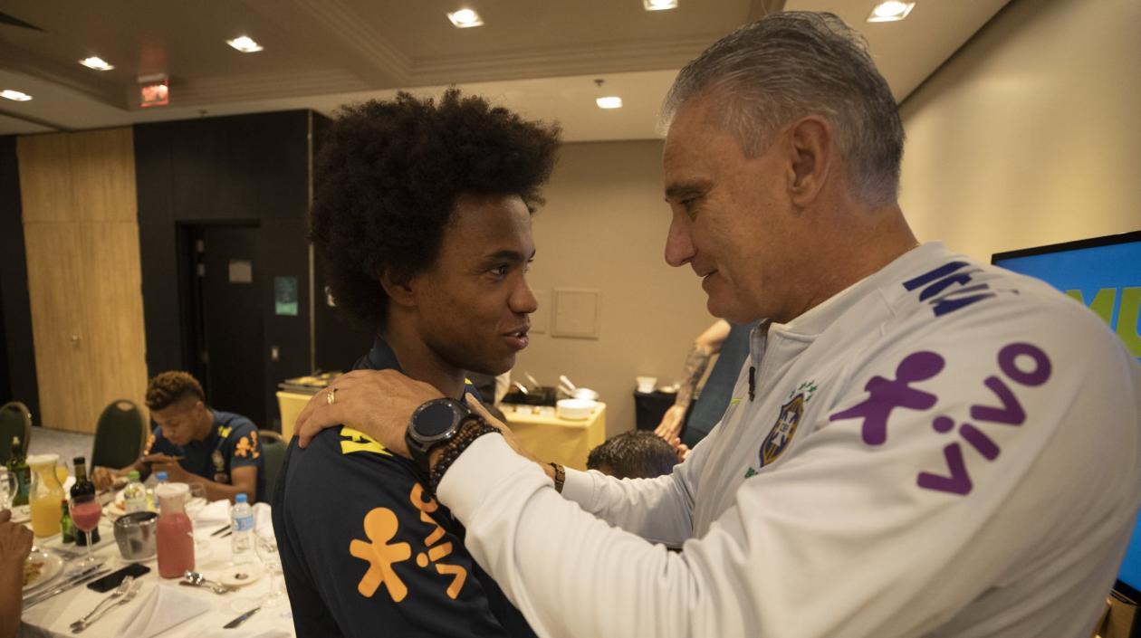 William se saluda con Tite. 