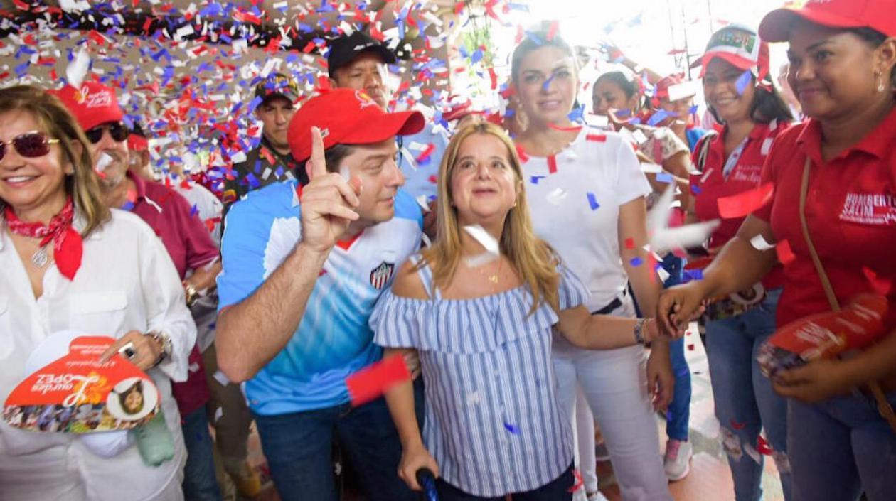 Presidiendo un acto en el municipio de Santo Tomás, con el senador Mauricio Gómez Amín.