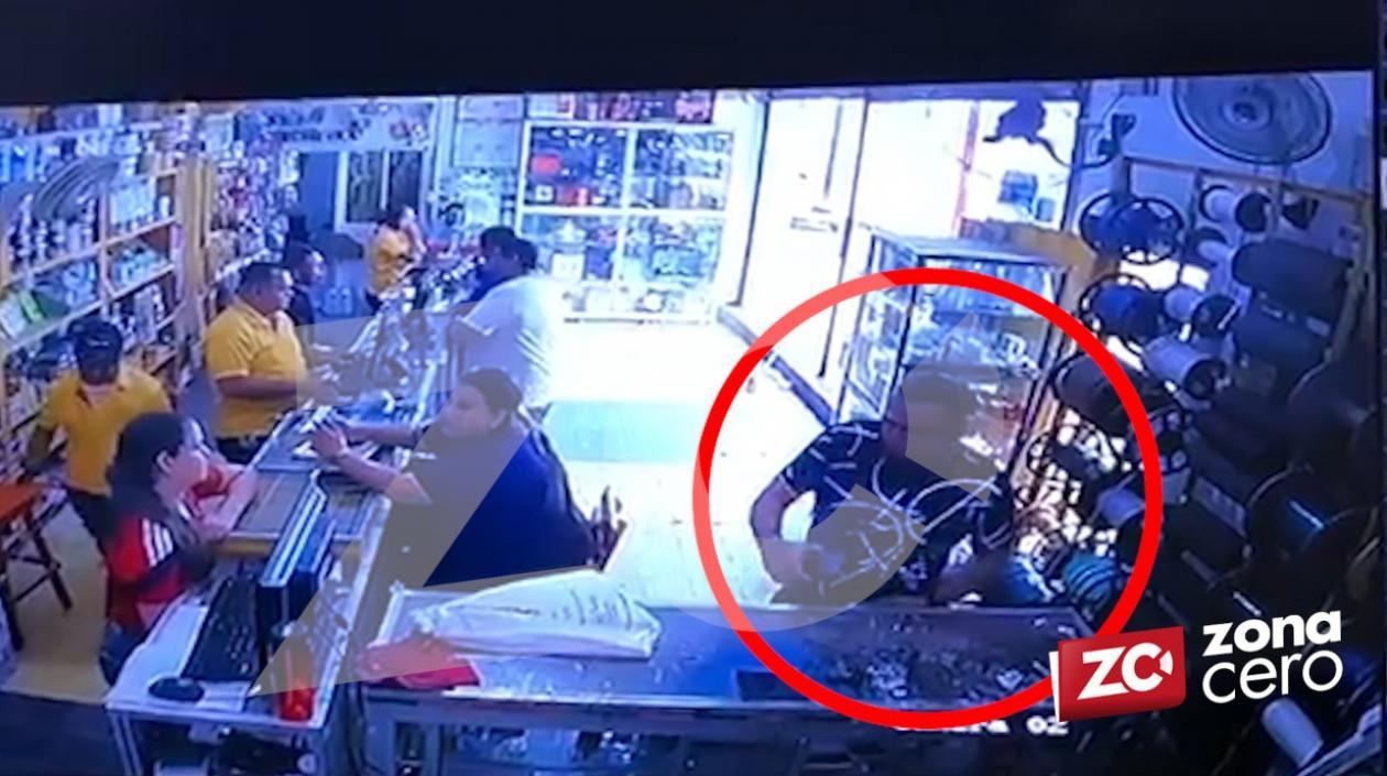 Jorge Vélez comprando implementos para el crimen de su tía.