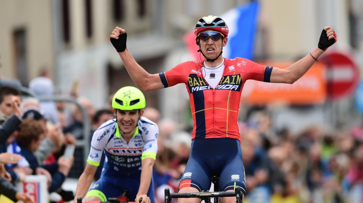 Dylan Teuns se impone en la meta y tomó el liderato de la carrera.