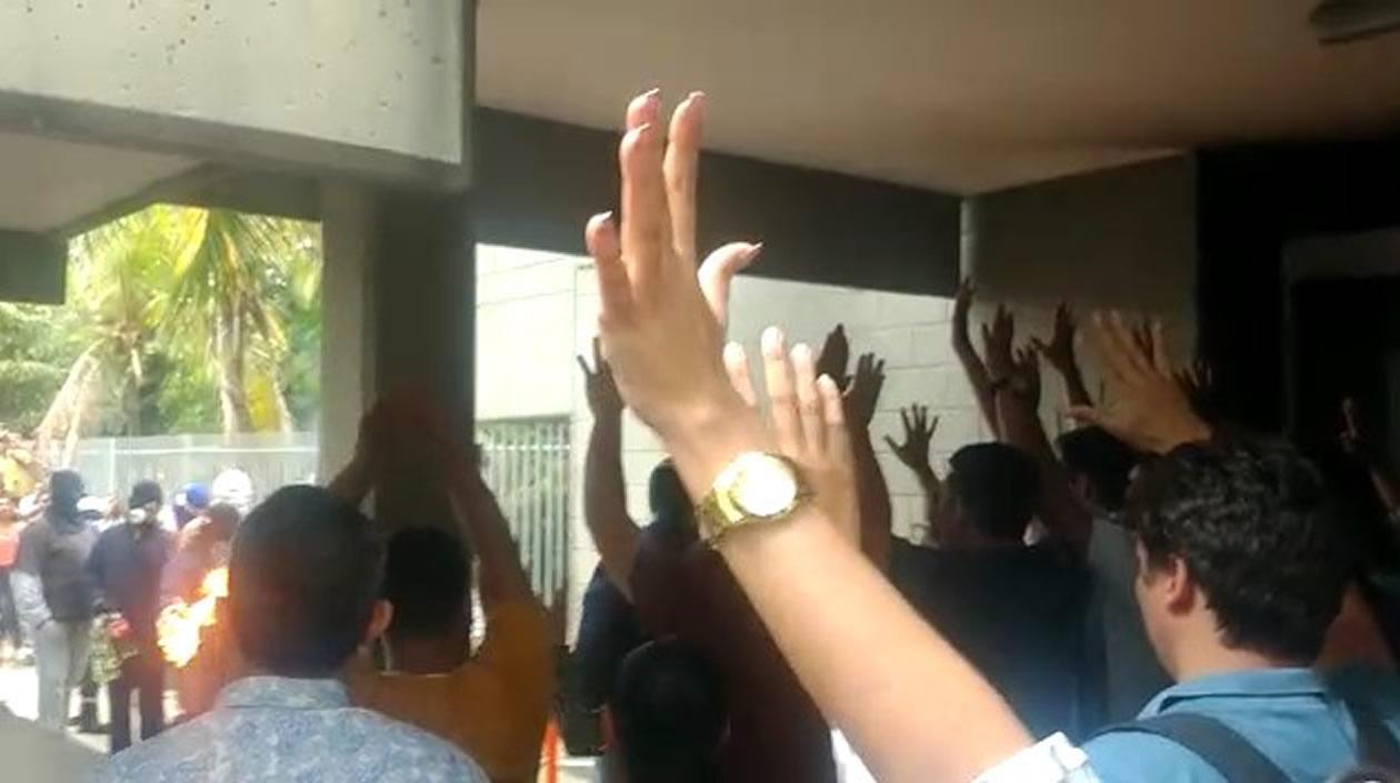 Los encapuchados dispuestos a sembrar el terror, pero fueron frenados.