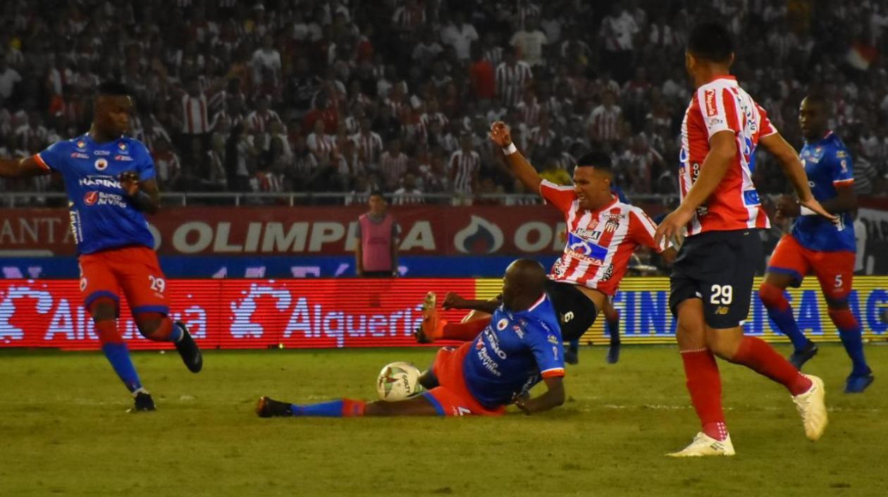 Acción del partido entre Junior y Deportivo Pasto. 