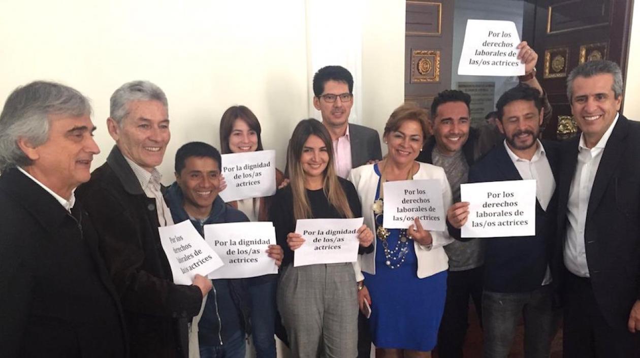 Actores y congresistas tras la aprobación de la Ley.