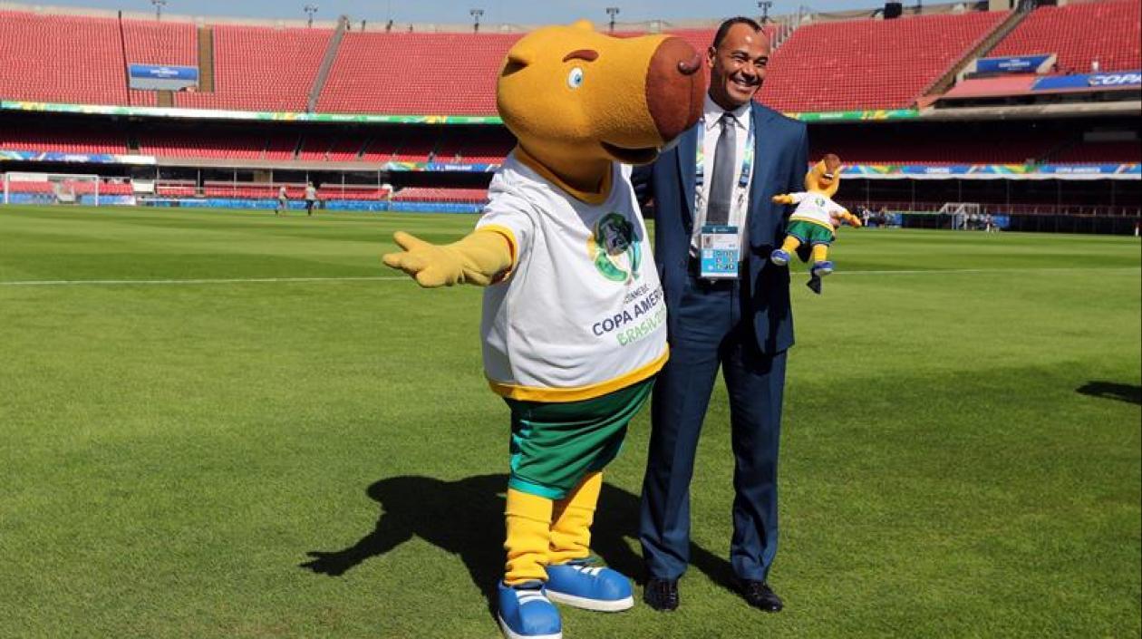 Cafú con la mascota de la Copa América.