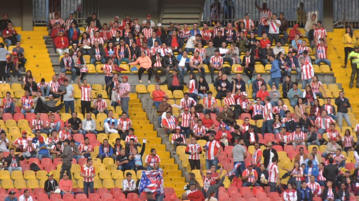 La hinchada rojiblanca en Bogotá.