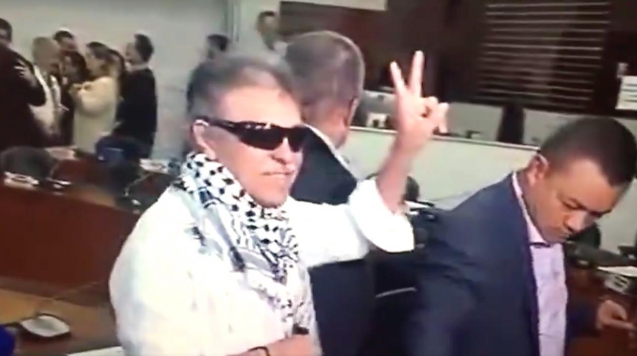 'Jesús Santrich' también salió del recinto haciendo la 'V'.